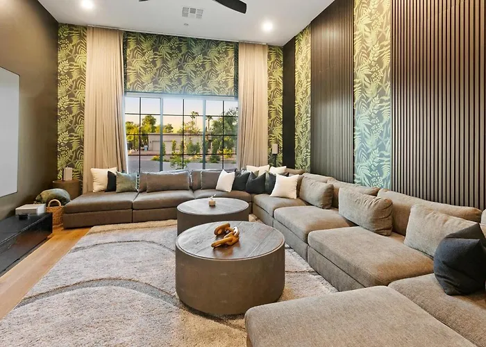 The Showstopper Luxury - Sleeps 22