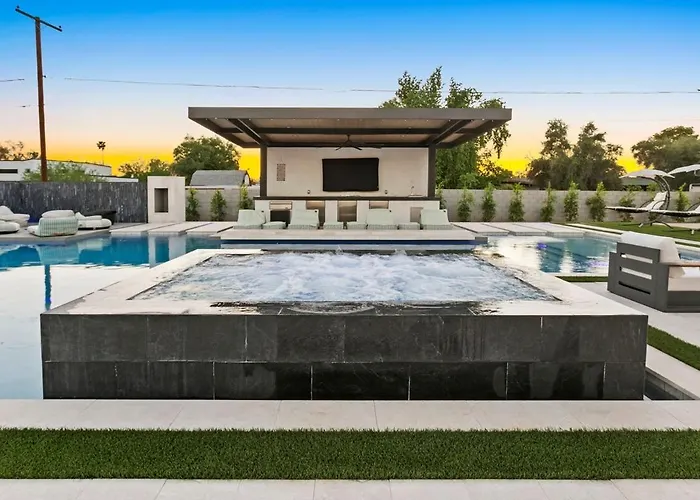 The Showstopper Luxury - Sleeps 22