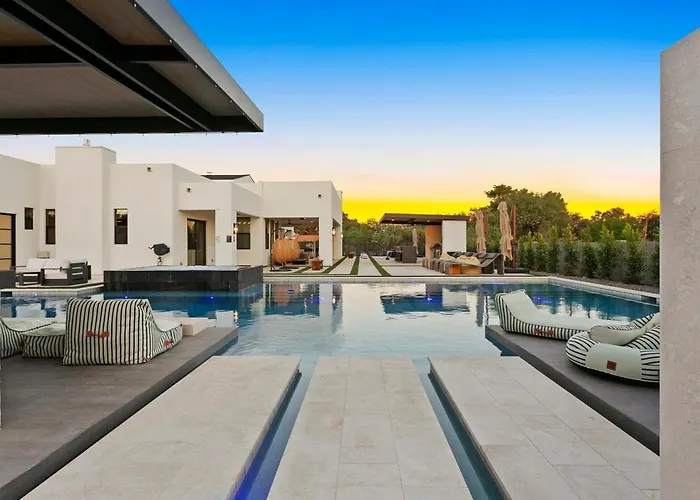 The Showstopper Luxury - Sleeps 22 Scottsdale