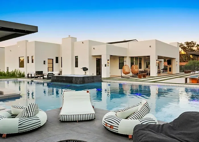 The Showstopper Luxury - Sleeps 22 Villa
