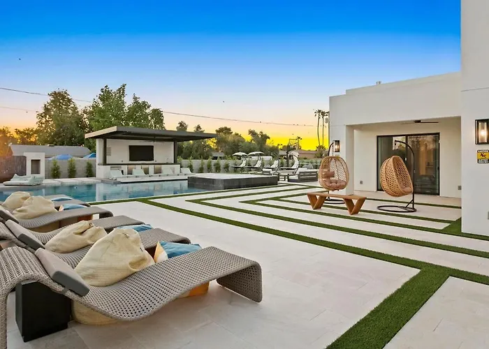 The Showstopper Luxury - Sleeps 22