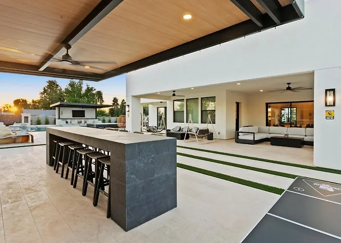 The Showstopper Luxury - Sleeps 22