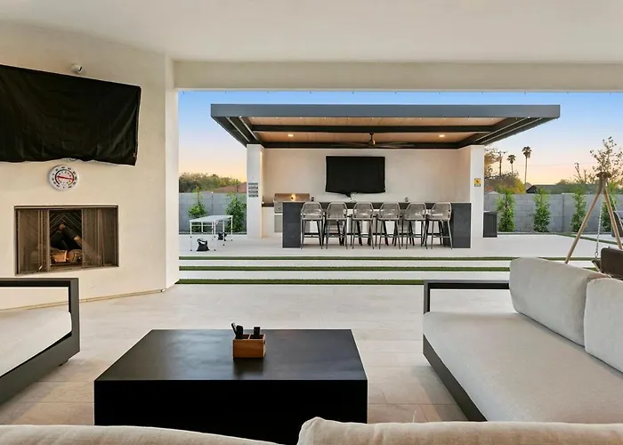 The Showstopper Luxury - Sleeps 22